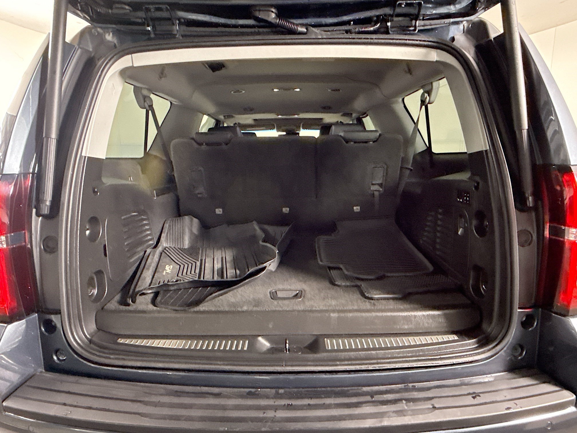 Used 2020 Chevrolet Suburban LT w/ Luxury Package RWD image 34