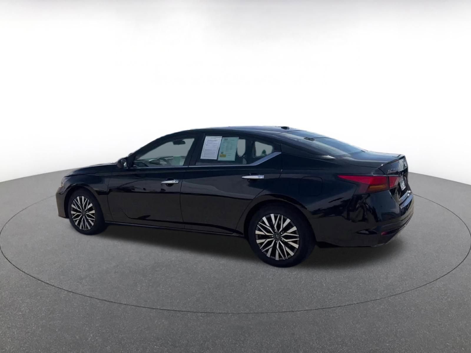 Used 2025 Nissan Altima 2.5 SV FWD image 10