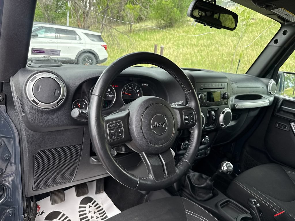 Used 2016 Jeep Wrangler Unlimited Sahara w/ Connectivity Group AWD/4WD image 14