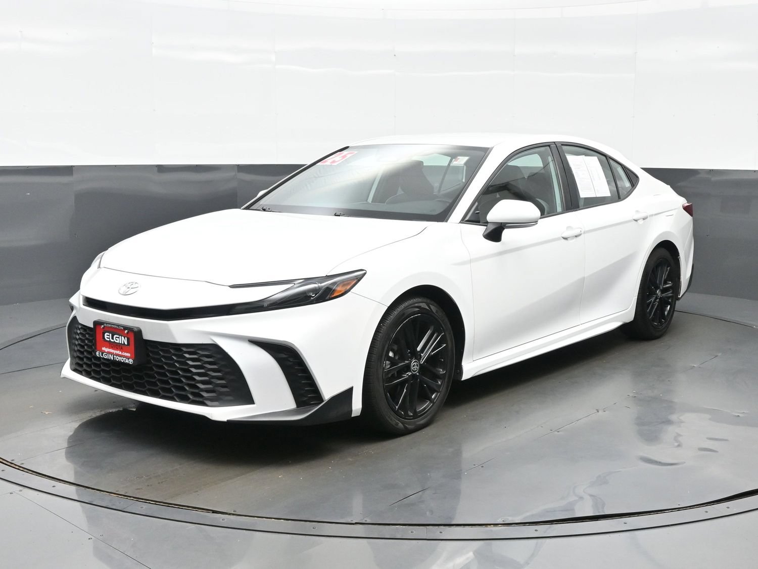 Used 2025 Toyota Camry SE FWD image 2