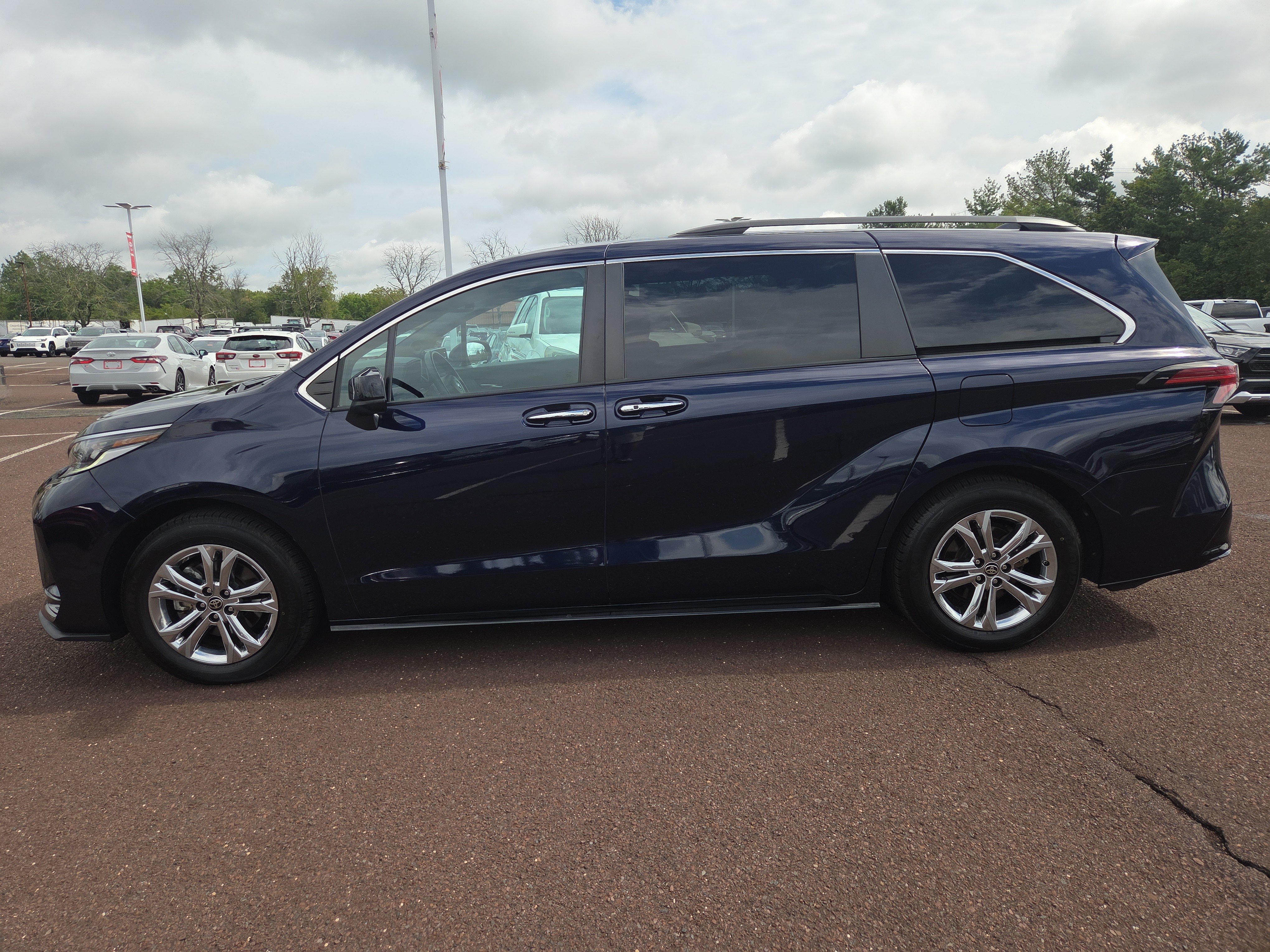 Certified 2023 Toyota Sienna XSE w/ XSE Plus Package AWD/4WD image 6