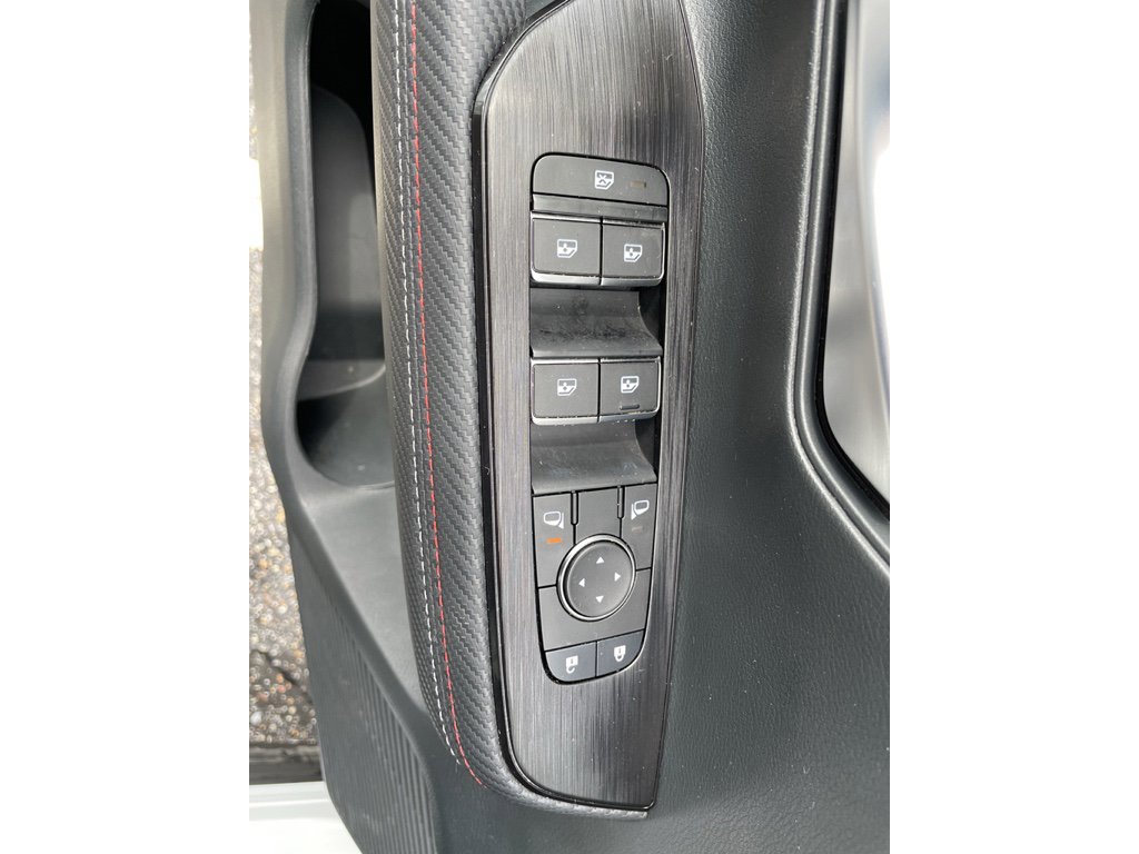 Certified 2025 Nissan Kicks SR image 9