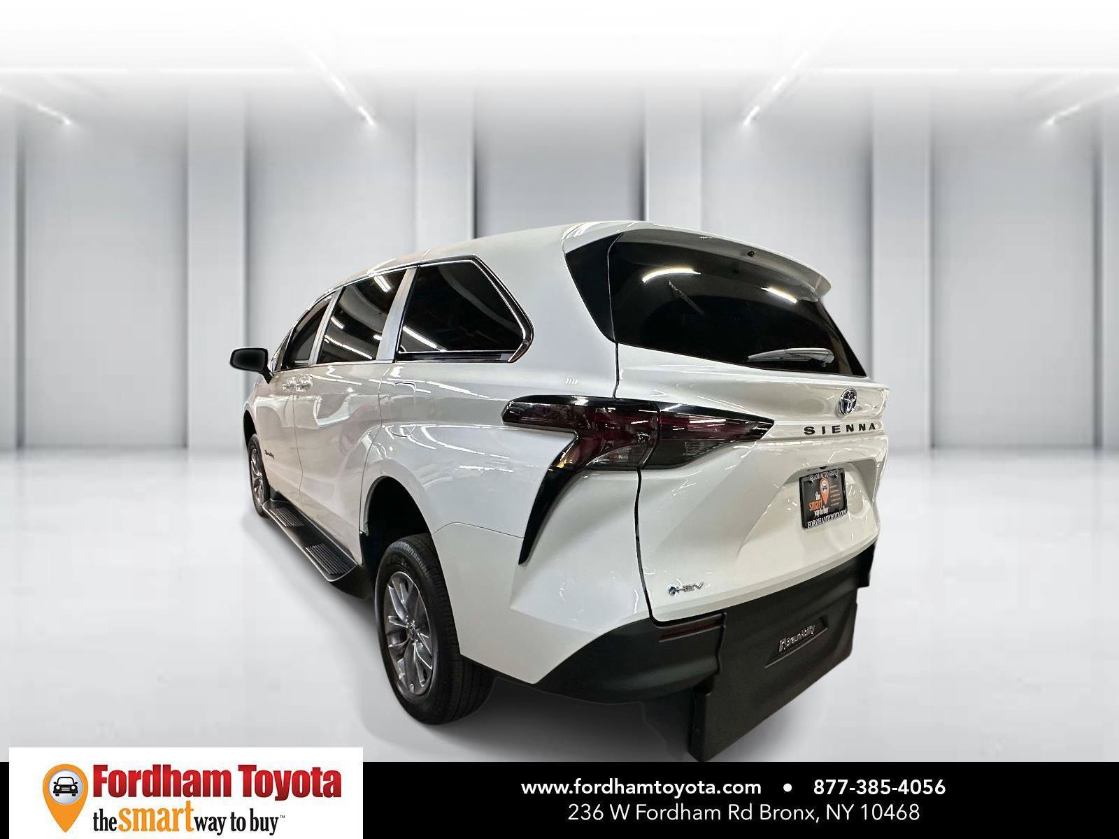 Used 2025 Toyota Sienna LE FWD image 6