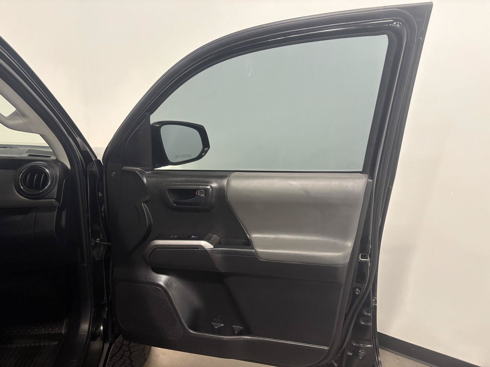 Used 2023 Toyota Tacoma SR5 AWD/4WD image 40