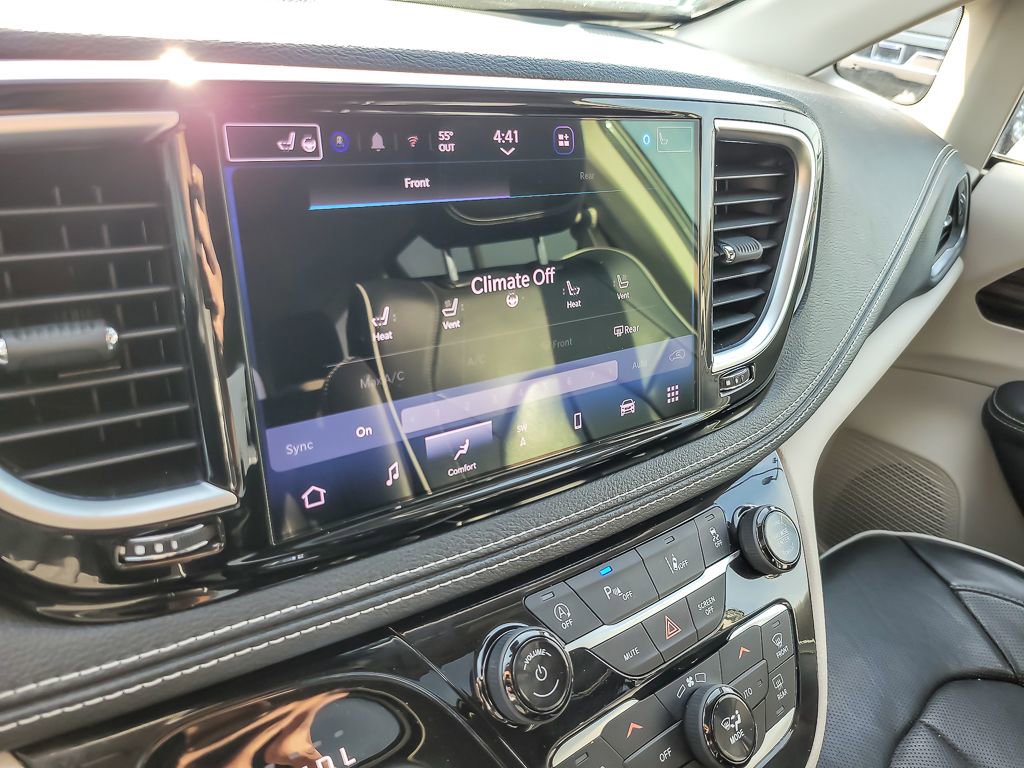 Used 2023 Chrysler Pacifica Limited image 14