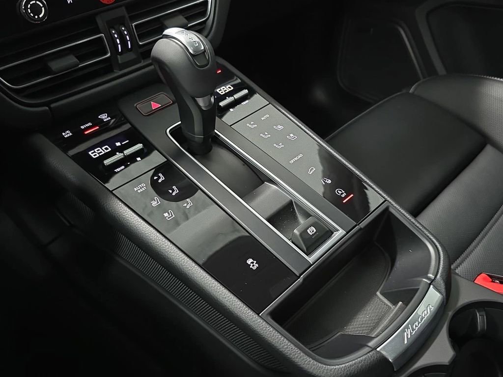 Certified 2025 Porsche Macan AWD/4WD image 20