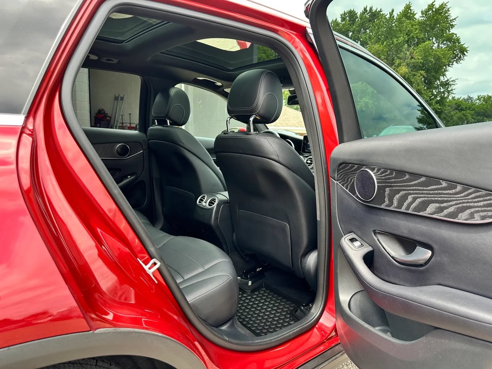 Used 2018 Mercedes-Benz GLC 300 4MATIC w/ Premium Package image 18