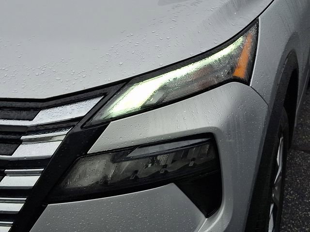 Used 2024 Nissan Rogue S image 9