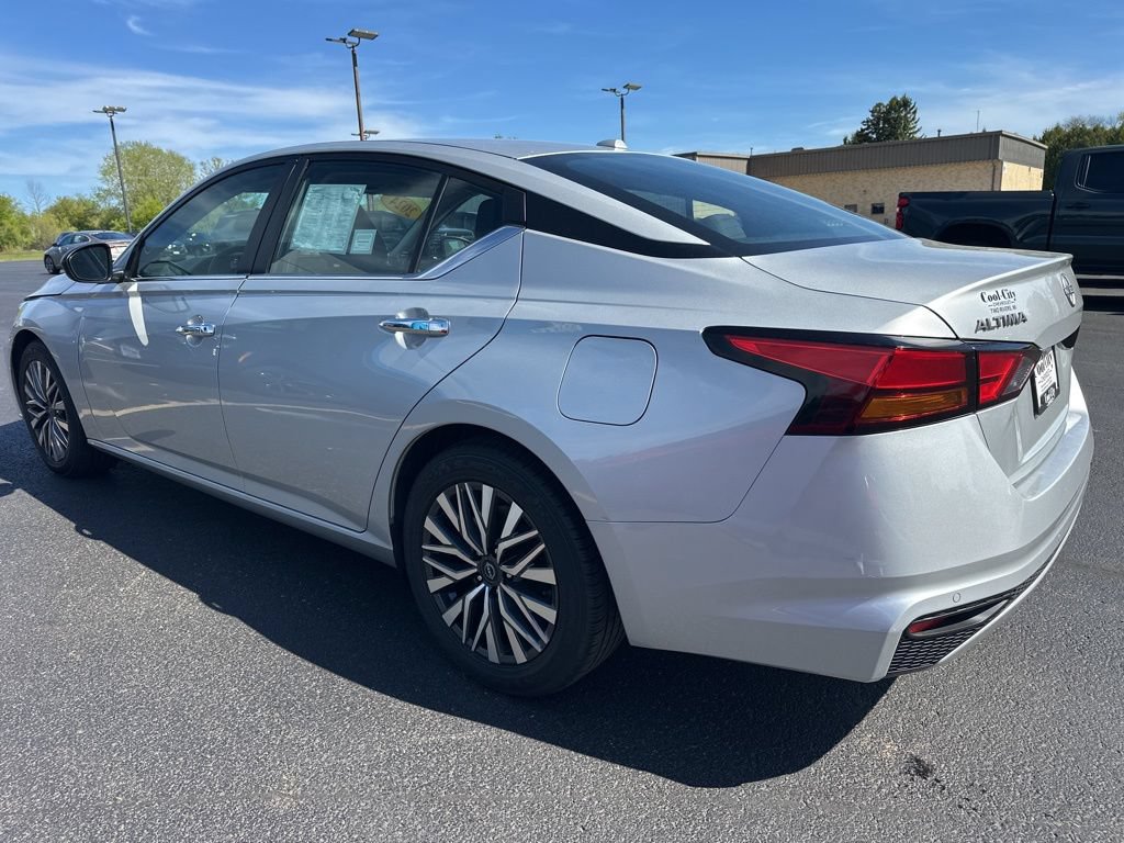 Used 2024 Nissan Altima 2.5 SV FWD image 3