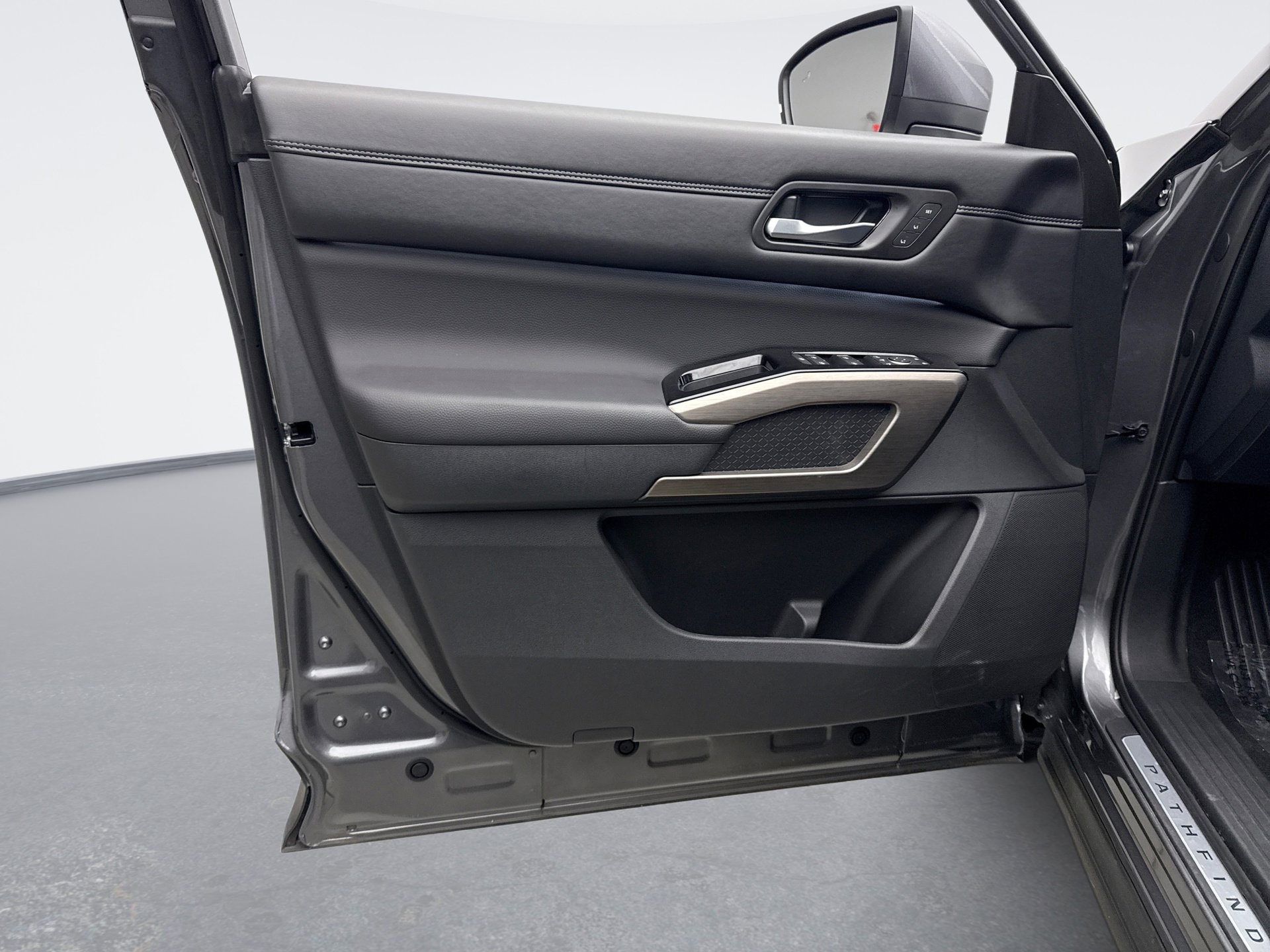 Used 2025 Nissan Pathfinder Platinum w/ Cargo Package image 9