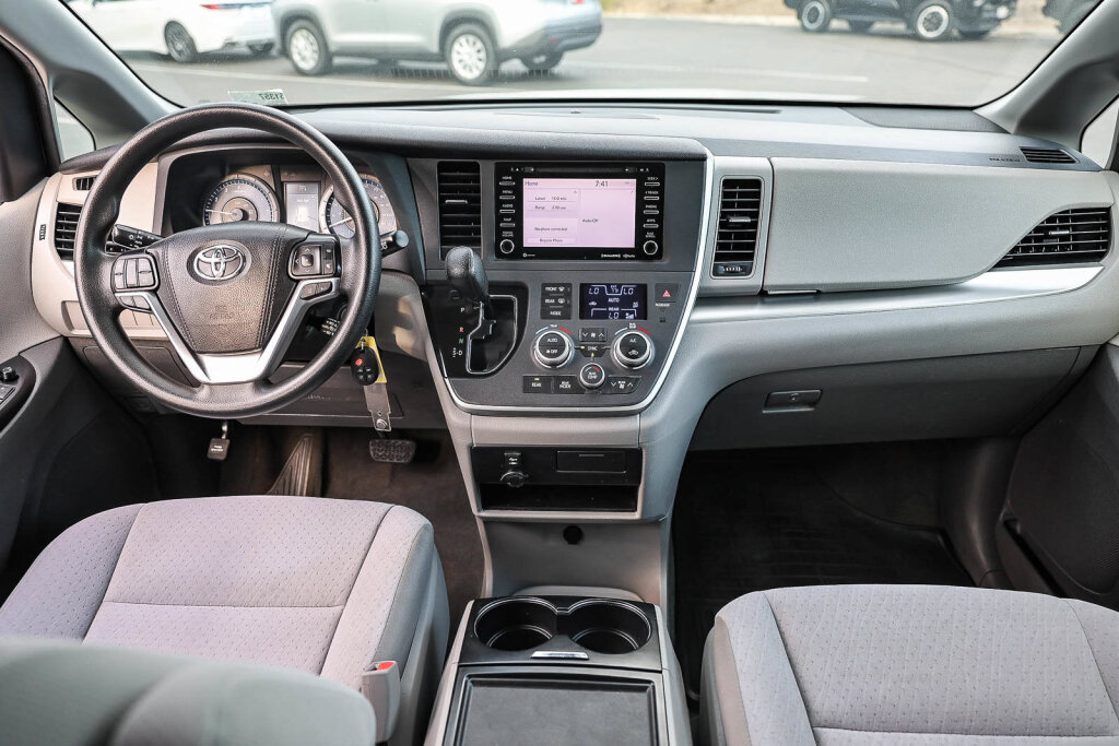 Used 2020 Toyota Sienna LE FWD image 2