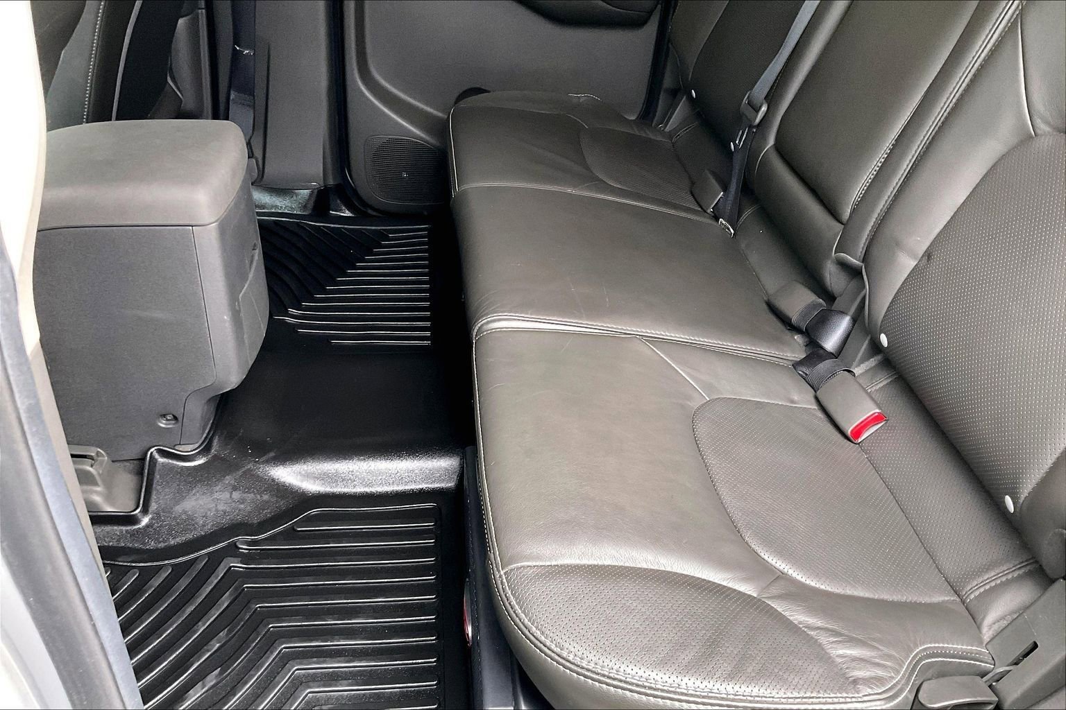 Used 2020 Nissan Frontier PRO-4X w/ Pro-4x Utility Package image 17