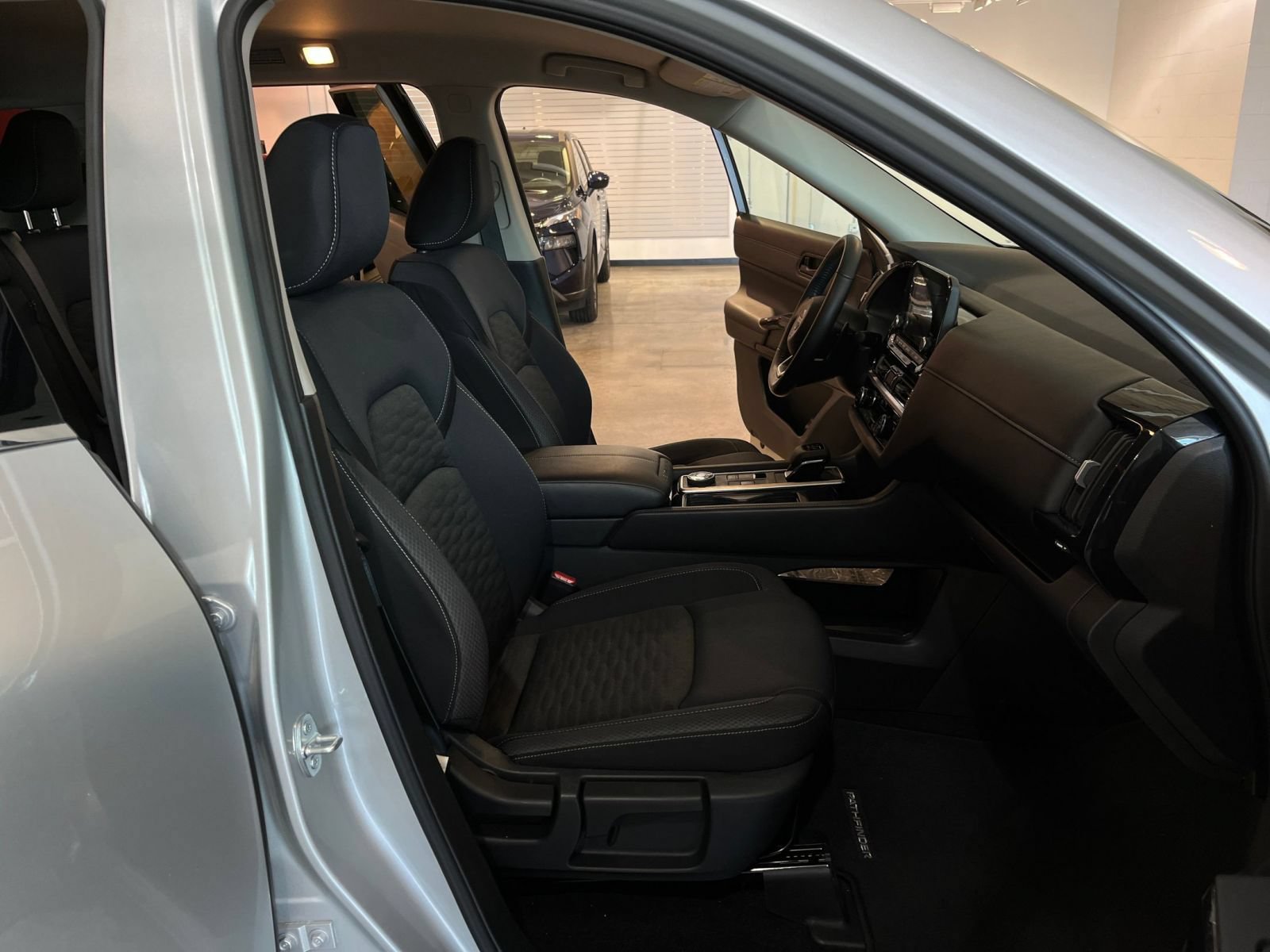 Used 2025 Nissan Pathfinder SV AWD/4WD image 38