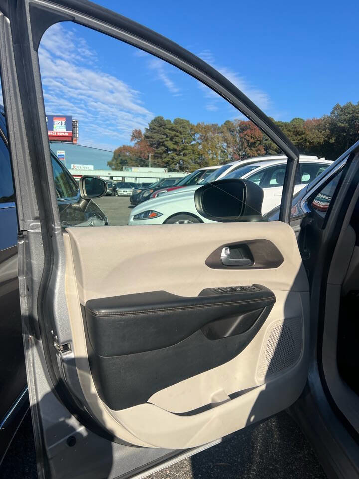 Used 2017 Chrysler Pacifica Touring FWD image 8