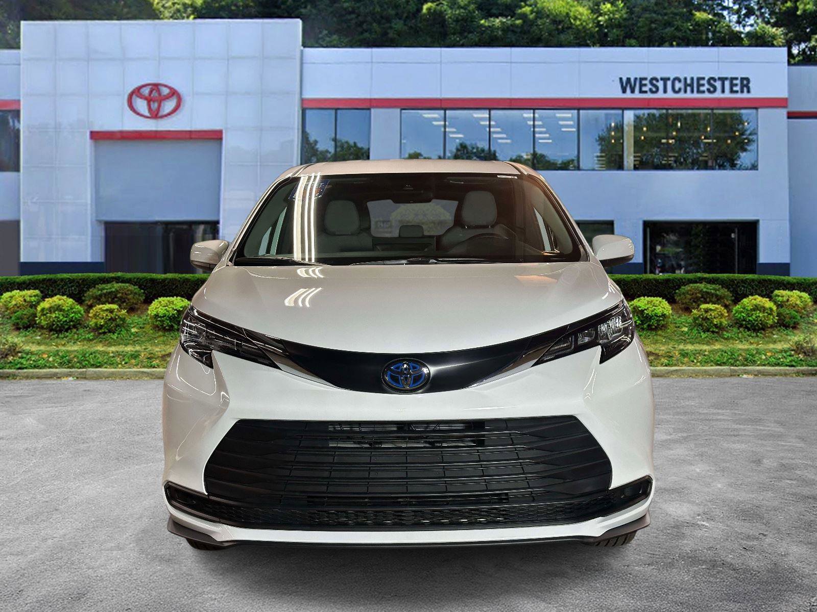 Used 2025 Toyota Sienna LE image 8