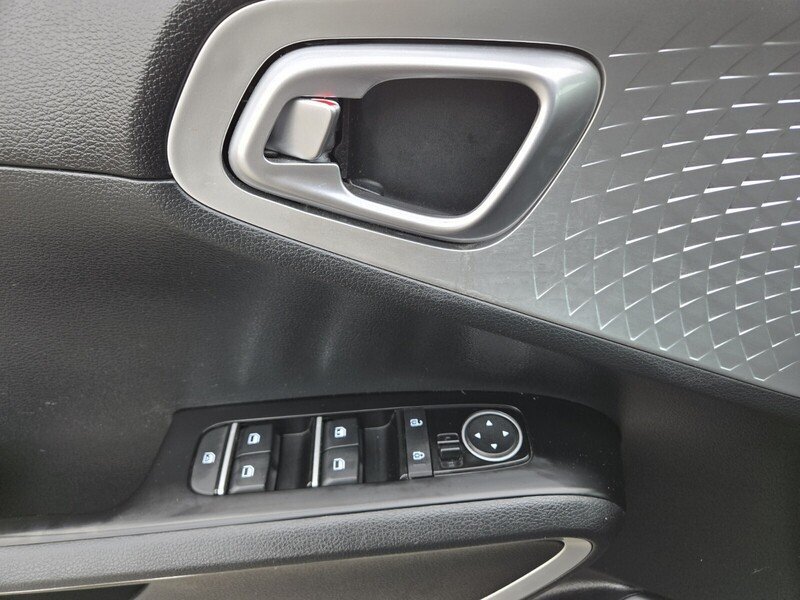 Used 2024 Kia Soul LX w/ Option Group 015 FWD image 17