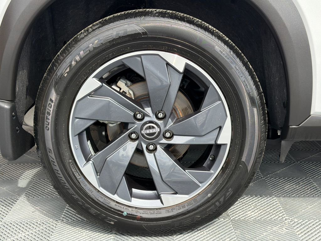 Used 2024 Nissan Rogue SV w/ SV Premium Package image 18