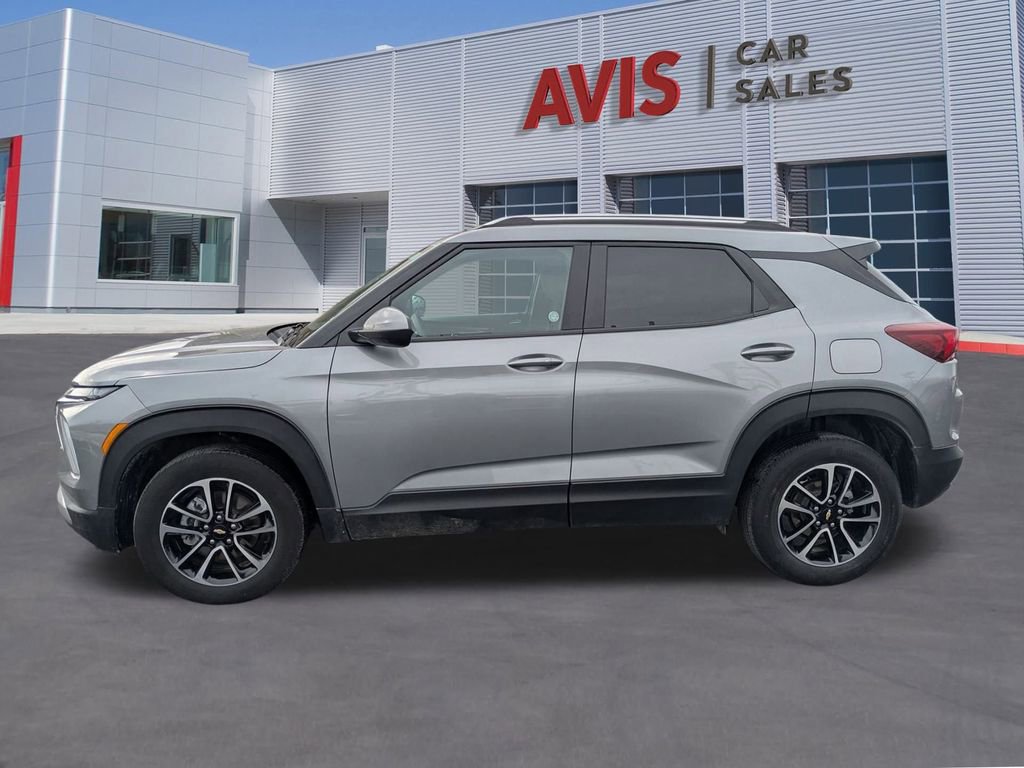 Used 2025 Chevrolet TrailBlazer LT image 2