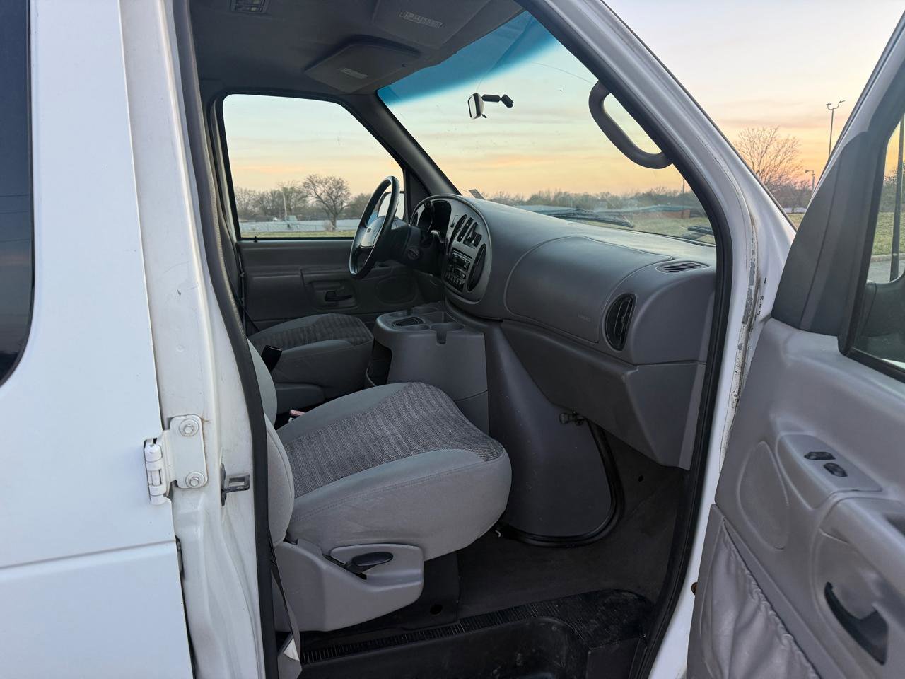 Used 2001 Ford E-350 and Econoline 350 Club Wagon image 13