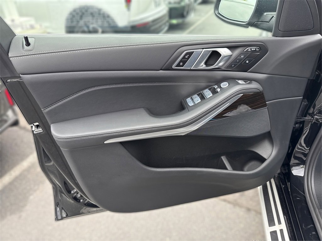 Used 2025 BMW X7 xDrive40i w/ Parking Assistance Package image 26