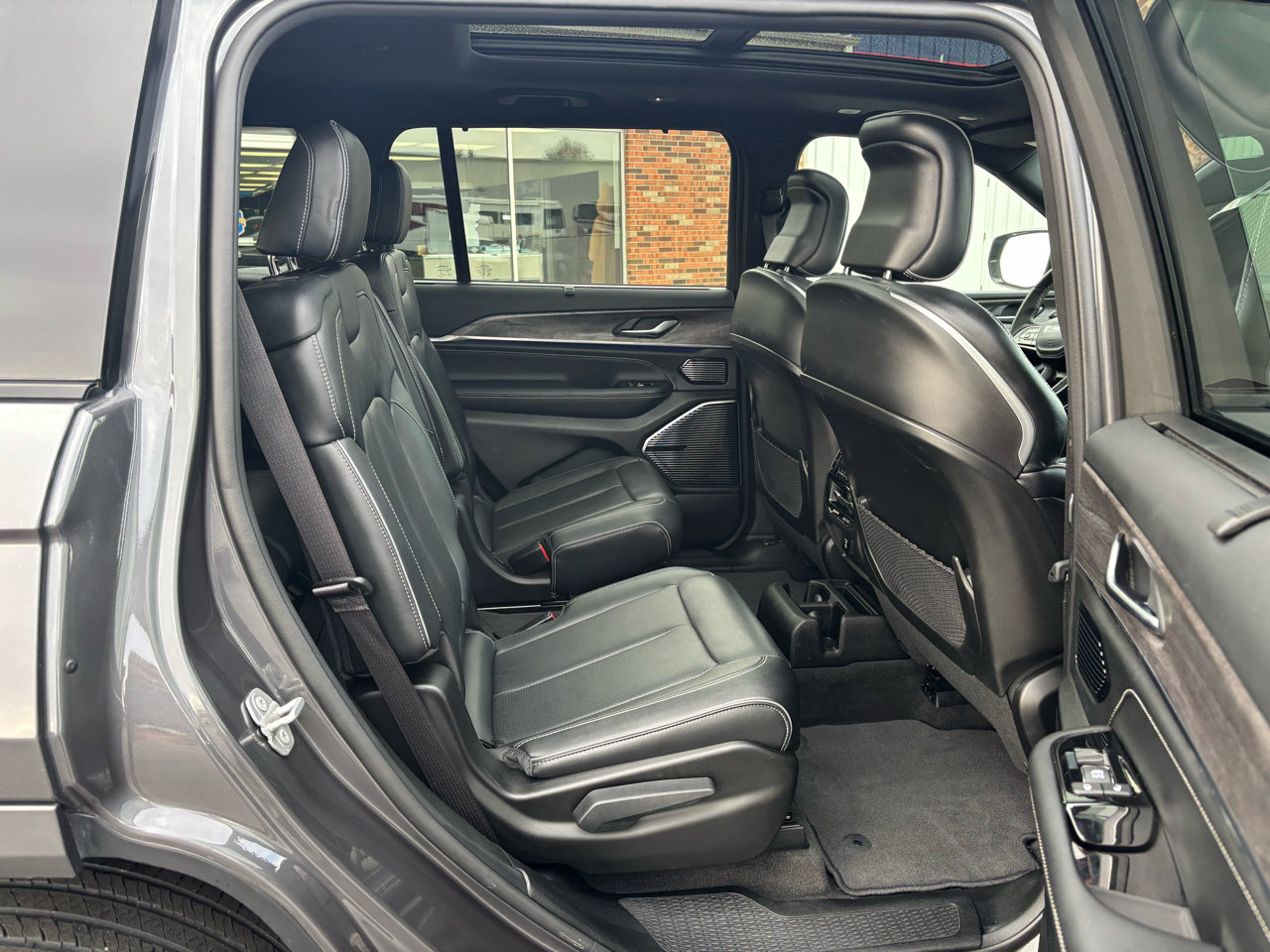 Used 2021 Jeep Grand Cherokee L Overland w/ Luxury Tech Group IV image 14