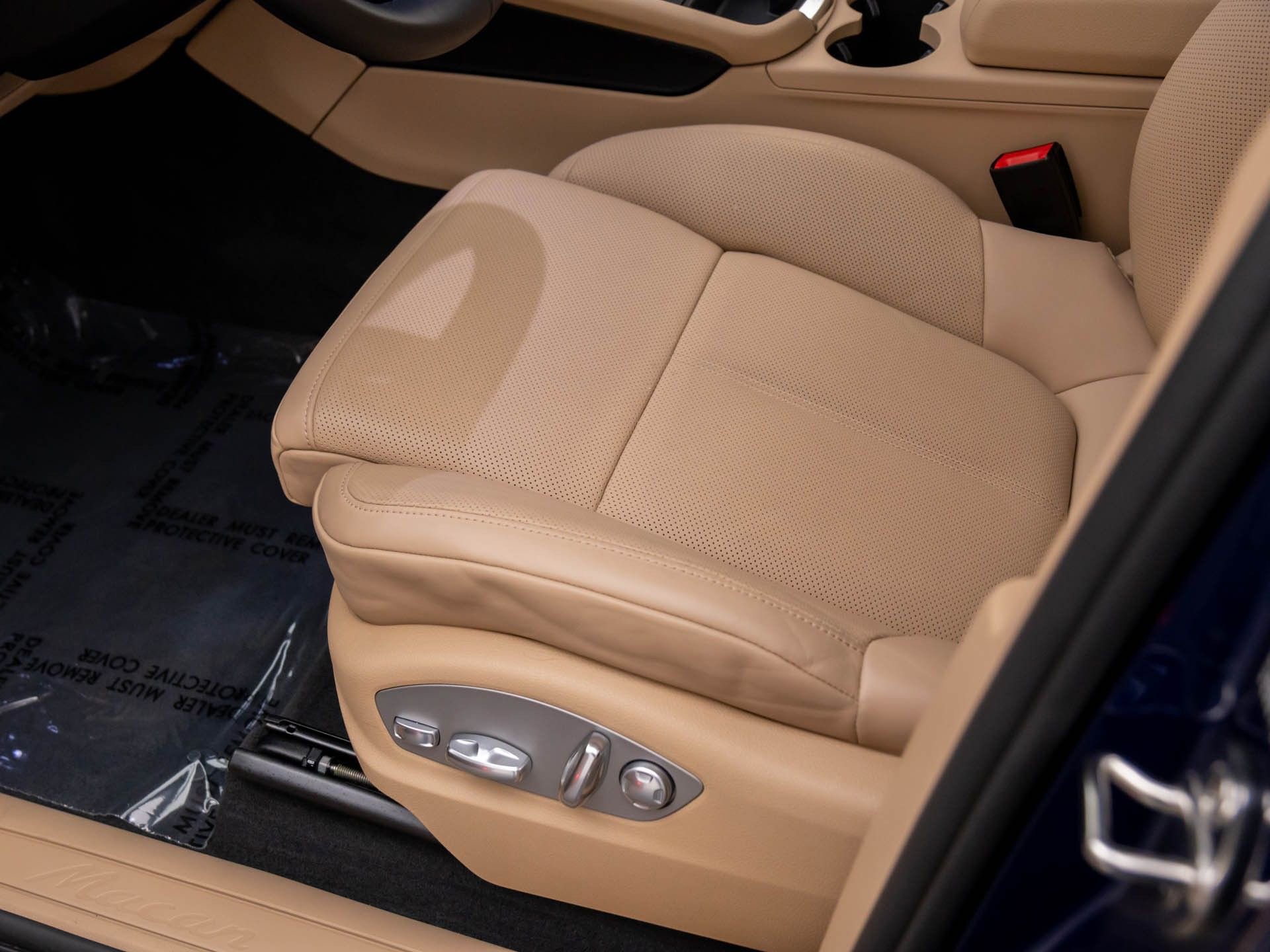 Certified 2025 Porsche Macan image 17