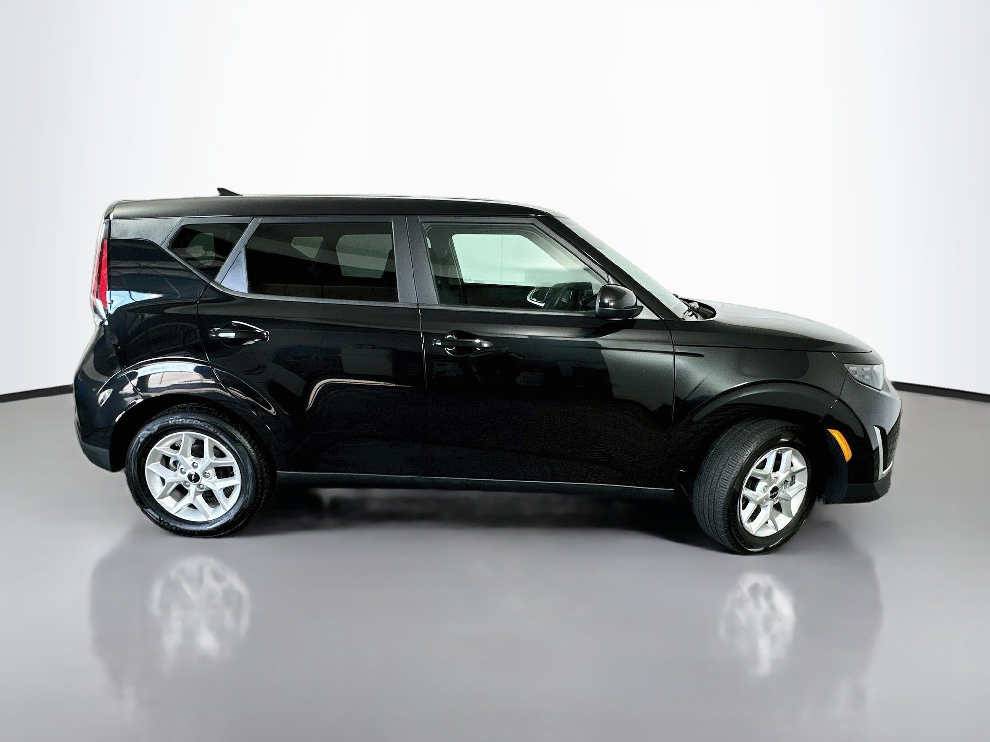 Certified 2025 Kia Soul LX w/ LX Technology Package FWD image 8