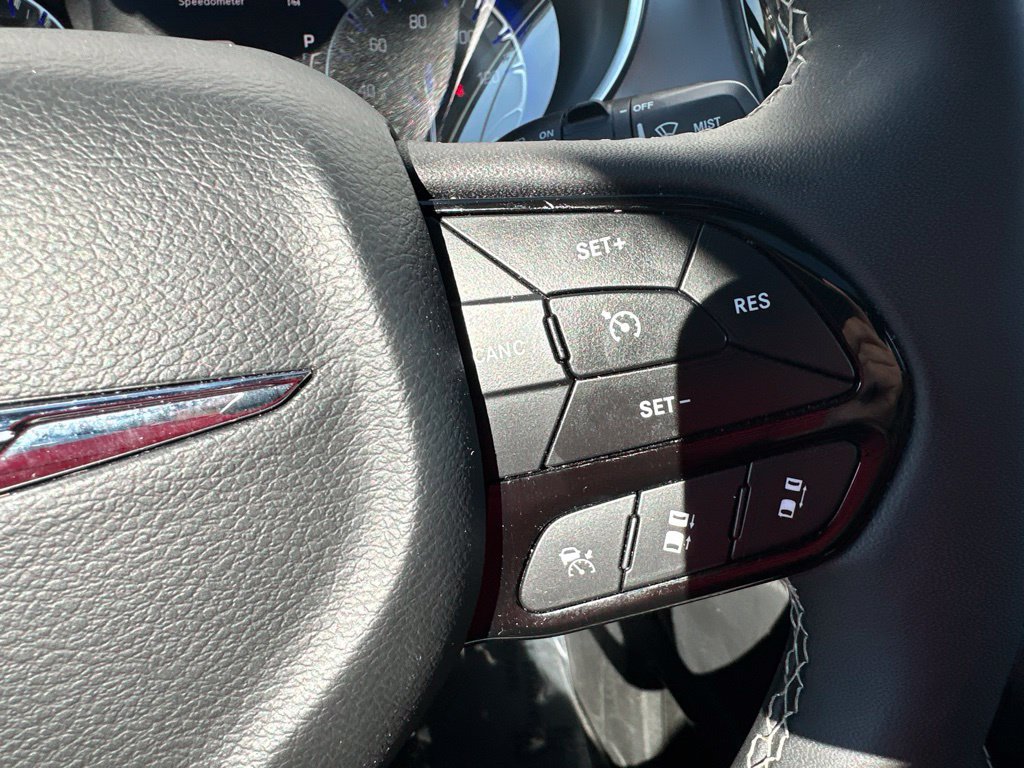 Used 2025 Chrysler Pacifica Limited FWD image 44