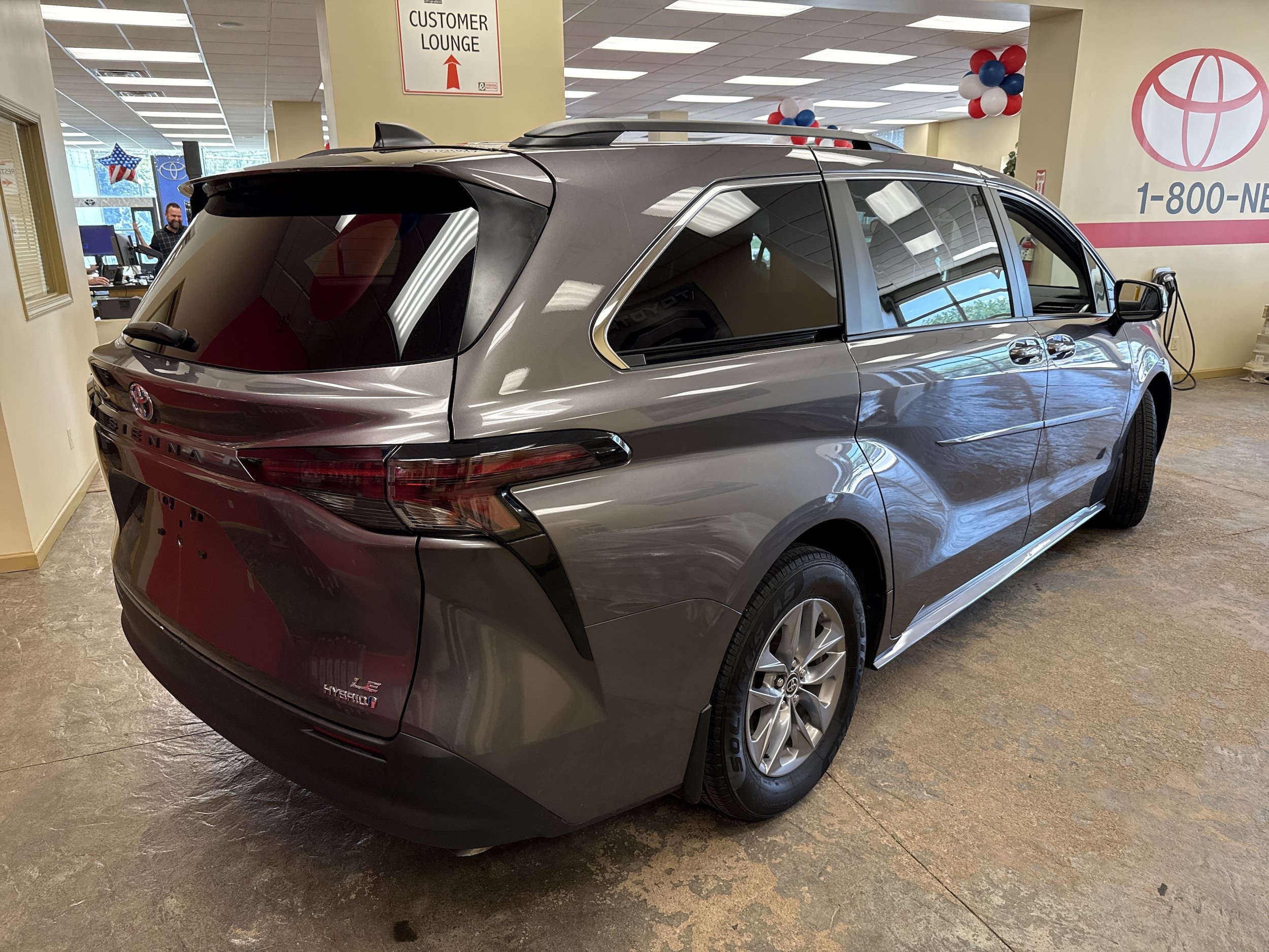 Used 2023 Toyota Sienna LE FWD image 9