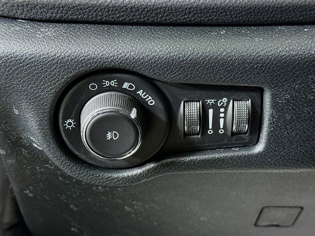 Used 2025 Chrysler Pacifica Select image 10