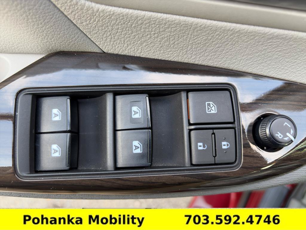 Used 2020 Toyota Sienna XLE w/ XLE Navigation Package FWD image 28