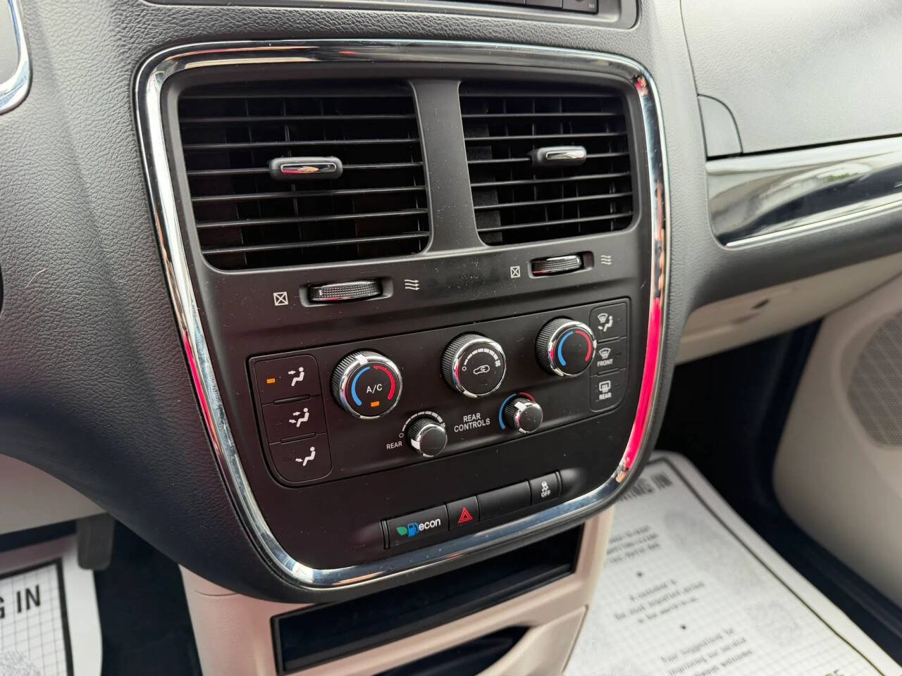 Used 2016 Dodge Grand Caravan SE FWD image 16