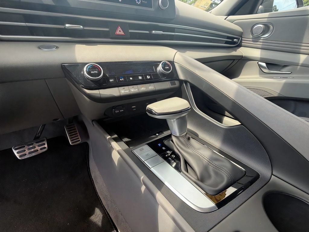 Used 2025 Hyundai Elantra Sport FWD image 13
