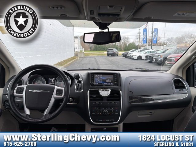 Used 2015 Chrysler Town & Country Touring-L w/ Driver Convenience Group image 9
