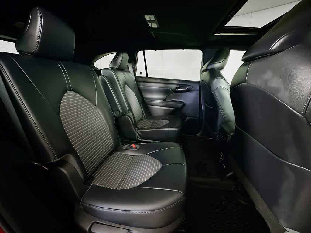 Used 2022 Toyota Highlander XSE AWD/4WD image 32