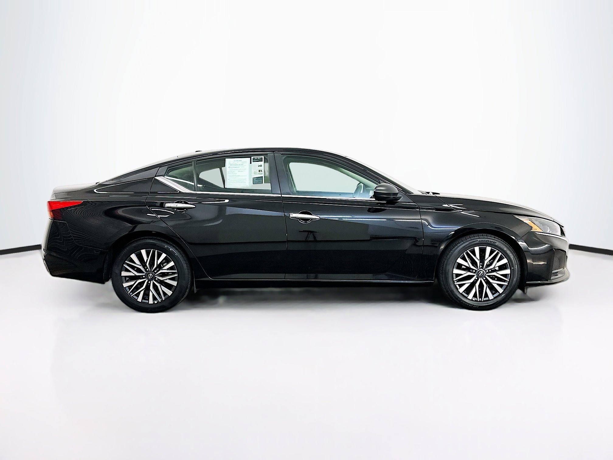 Used 2025 Nissan Altima 2.5 SV image 10