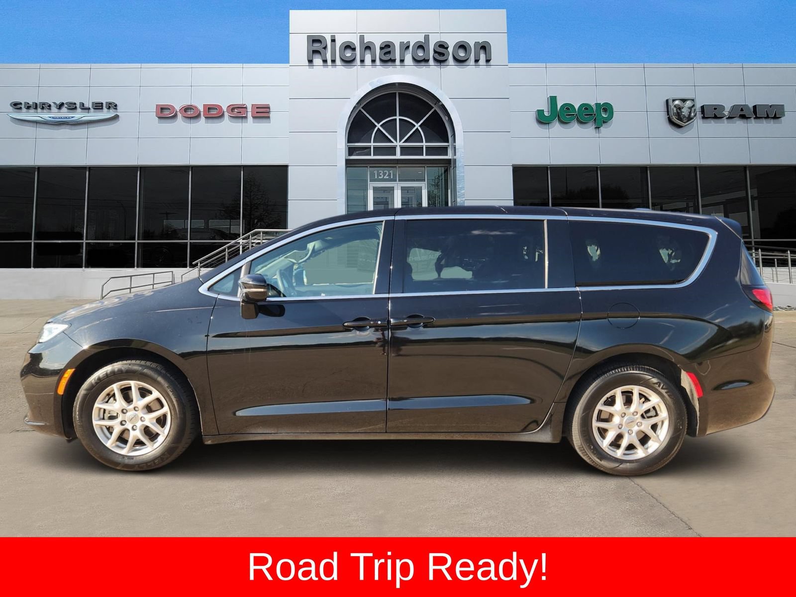 Used 2025 Chrysler Pacifica Select FWD image 3