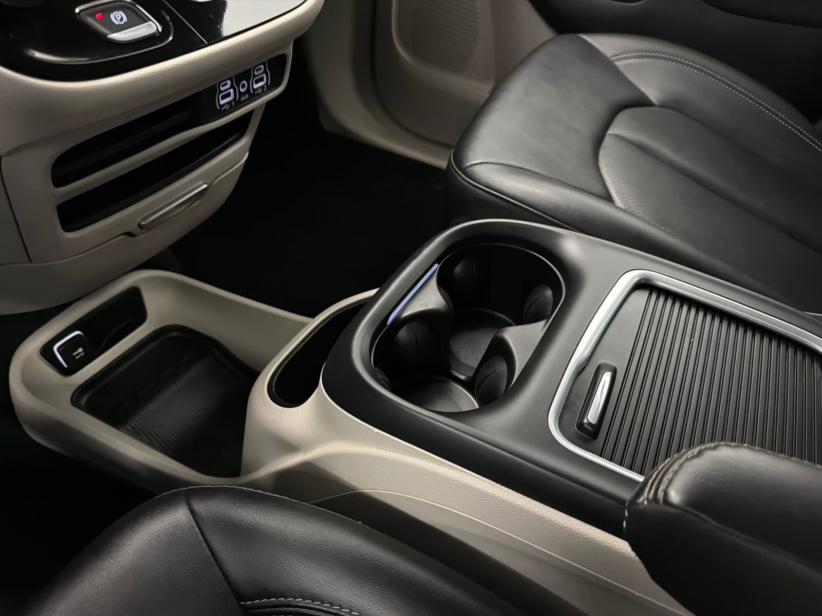 Used 2024 Chrysler Pacifica Touring-L image 32