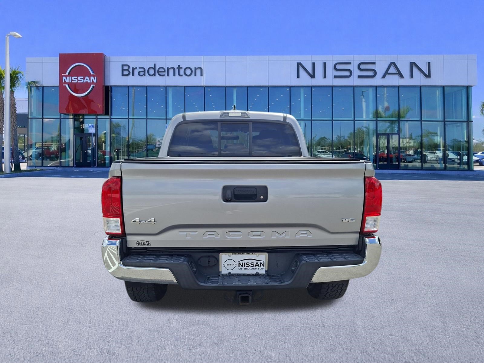 Used 2016 Toyota Tacoma SR5 w/ SR5 Appearance Package (SN) image 6