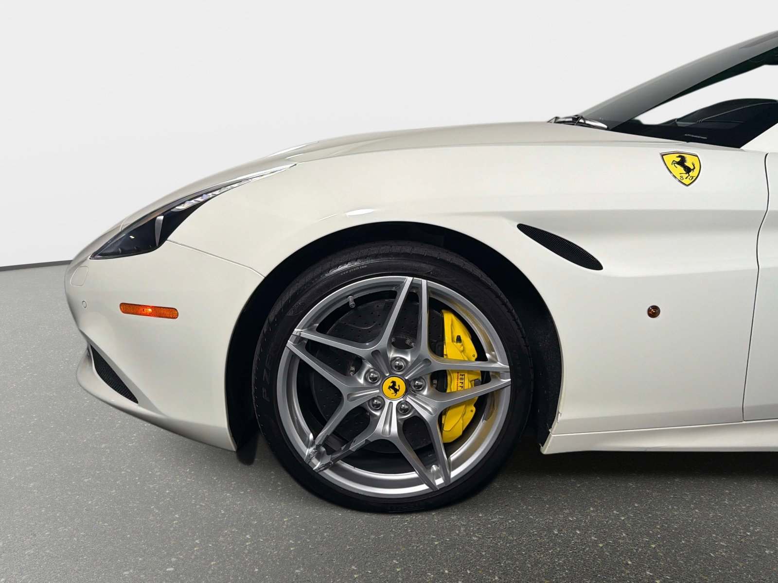Used 2016 Ferrari California T image 13