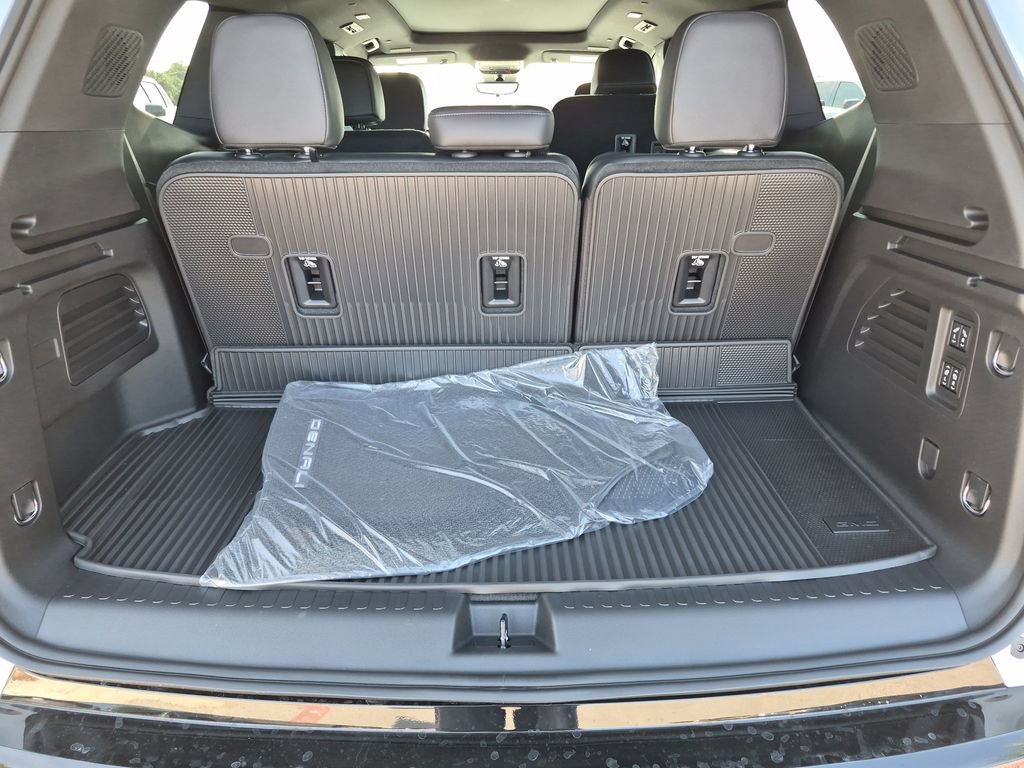 New 2027 GMC Acadia Denali w/ LPO, Floor Liner Package FWD image 41