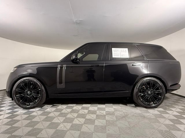 Used 2025 Land Rover Range Rover SE AWD/4WD image 3