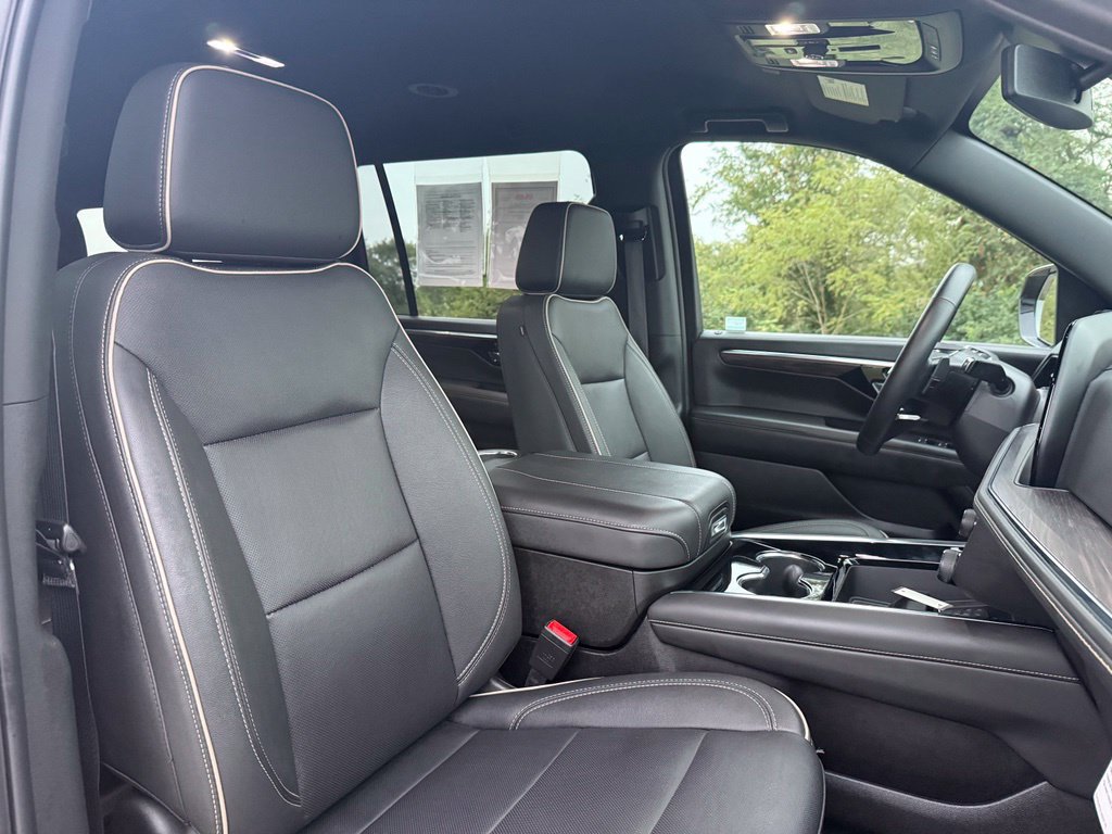 Used 2026 Chevrolet Suburban Premier AWD/4WD image 24