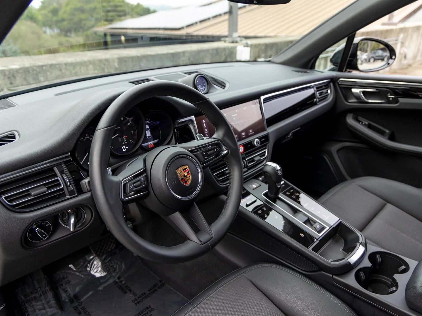 Certified 2025 Porsche Macan image 4