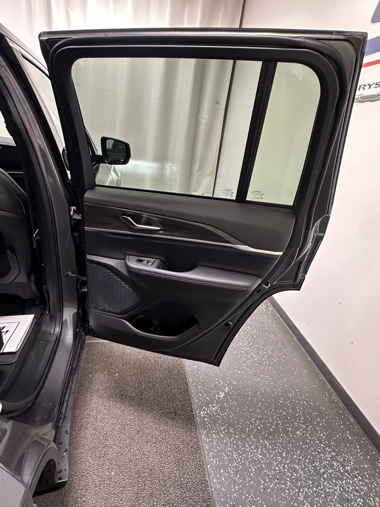 New 2025 Jeep Grand Cherokee Limited w/ Trailer Tow Package image 25