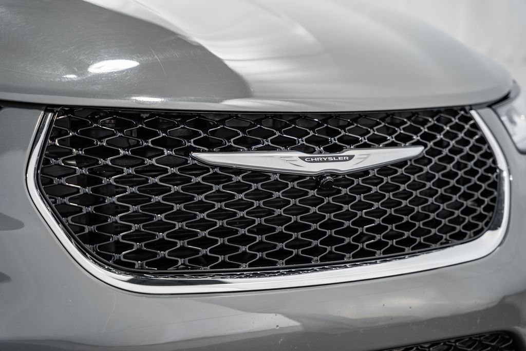 Used 2025 Chrysler Pacifica Select image 13