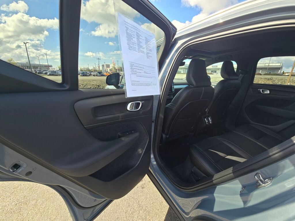 Used 2020 Volvo XC40 T5 Momentum w/ Protection Package image 12