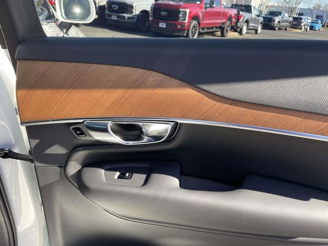 Used 2025 Volvo XC90 B6 Plus image 26