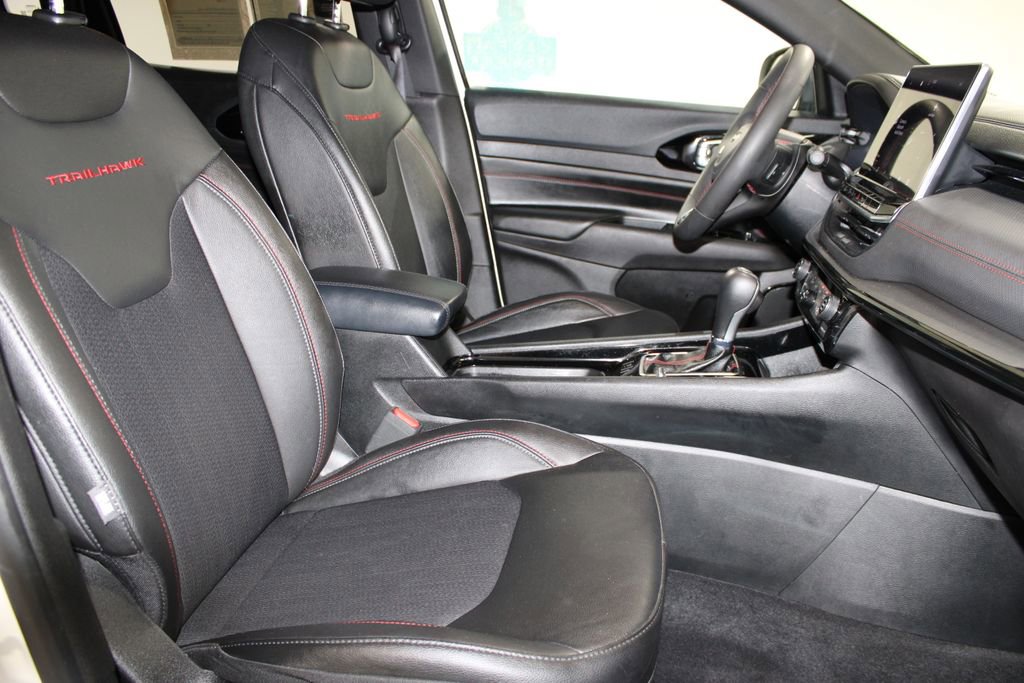 Used 2025 Jeep Compass Trailhawk image 23