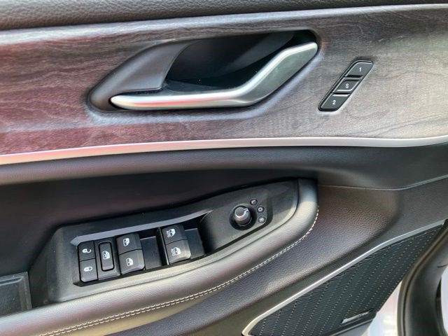 Certified 2023 Jeep Grand Cherokee Limited w/ Luxury Tech Group II AWD/4WD image 10